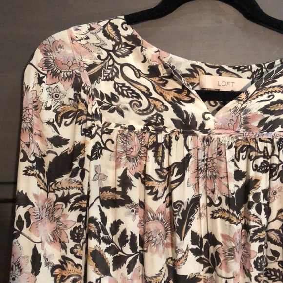 💐🌹🌷Muted/distressed floral LOFT blouse size XS - Picture 2 of 15
